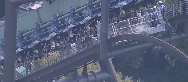 Glitch leaves riders on Universal Studios Japan ride hanging 100 feet in the air for two hours - Sputnik International