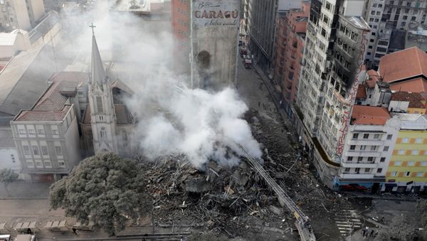 Firefighters try to extinguish a fire at a building in downtown Sao Paulo, Brazil May 1, 2018 - Sputnik International