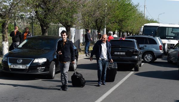 Passengers walk hundreds of meters to the Zvartnots airport Passengers walk hundreds of meters to the Zvartnots airport - Sputnik International