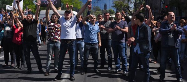 Protesters block access to Zvartnots Airport Protesters block access to Zvartnots Airport - Sputnik International