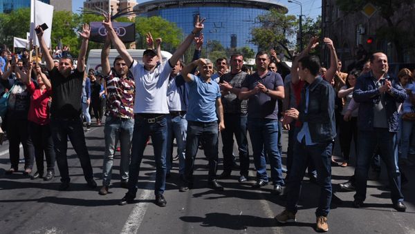 Protesters block access to Zvartnots Airport - Sputnik International
