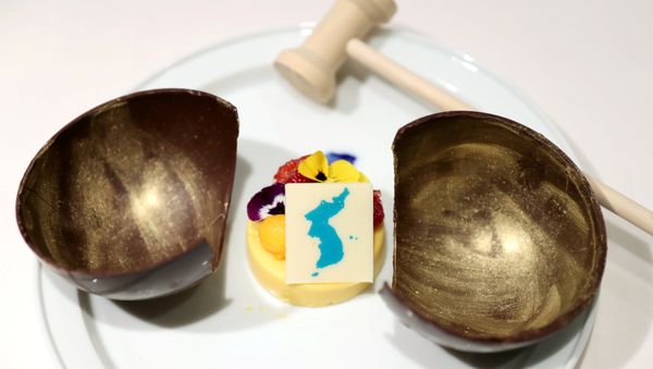 A dessert which will be served at the inter-Korean summit banquet is seen in this handout provided by the Presidential Blue House on April 24, 2018 - Sputnik International