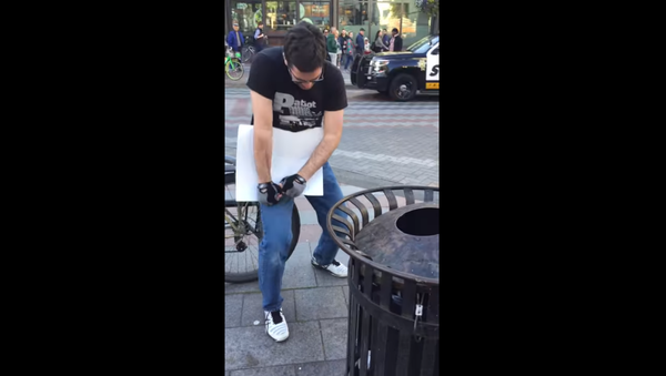 May Day demonstrators gloat while Seattle man struggles to tear up anti-fascism sign - Sputnik International