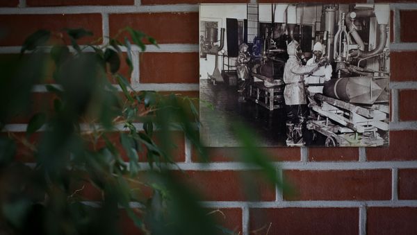 A historical photograph showing the dismantling of chemical weapons is seen during a demonstration in a chemical weapons destruction facility at GEKA (Gesellschaft zur Entsorgung von chemischen Kampfstoffen und Ruestungsaltlasten) in Munster, northern Germany, on October 30, 2013 - Sputnik International