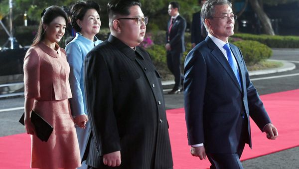 South Korean President Moon Jae-in, North Korean leader Kim Jong Un, Kim's wife Ri Sol Ju and Moon's wife Kim Jung-sook attend a farewell ceremony at the truce village of Panmunjom inside the demilitarized zone separating the two Koreas, South Korea, April 27, 2018 - Sputnik International