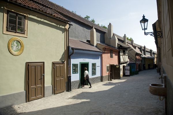This photo taken on June 4, 2011 shows a tourist visiting Golden Lane, an ancient street lined by historic houses forming part of the Prague Castle complex. - Sputnik International