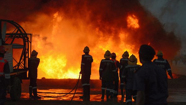 Indian firefighters take part in a training drill to mark Indian National Fire Service Week in Ahmedabad on April 15, 2018 - Sputnik International