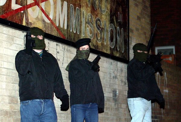 Volunteers from the Continuity Irish Republican Army,(CIRA) who are currently not on ceasefire hold a show of strength early Saturday in the mainly Catholic Beechmount area of west Belfast, Northern Ireland . The terror group issued a warning Sunday July 11, 2004, that if Catholics are attacked by Protestant terrorist groups then their armed reaction would be calculated and immediate - Sputnik International