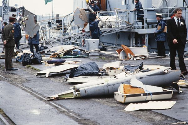 Irish sailors unload on June 29, 1985 at a navy base in Cork, debris from the Air India Flight 182 that crashed off the coast of Ireland on June 23. The Boeing 747 was blown up by a bomb at an altitude of 31,000 feet (9400 metres), killing 329 people - Sputnik International