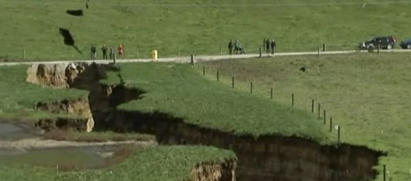 This image made from the May 2, 2018 video shows huge sinkhole on farm in Rotorua, New Zealand. - Sputnik International