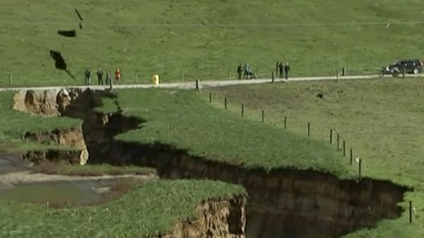 This image made from the May 2, 2018 video shows huge sinkhole on farm in Rotorua, New Zealand. - Sputnik International