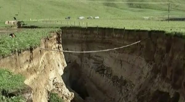 A spectacular sinkhole the length of two football fields and the depth of a six-story building has opened up on a New Zealand farm. - Sputnik International
