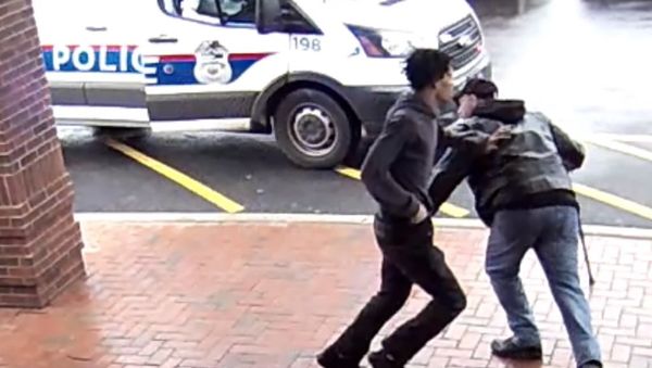 Fancy Footwork by a Good Samaritan Helps Nab Armed Suspect - Sputnik International