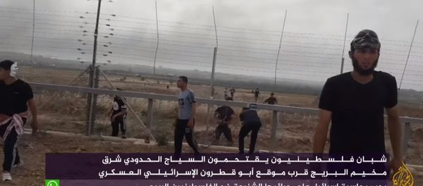 شباب فلسطيني يقتحم السياج الحدودي شرق مخيم البريج قرب موقع قطرون الإسرائيلي العسكري شباب فلسطيني يقتحم السياج الحدودي شرق مخيم البريج قرب موقع قطرون الإسرائيلي العسكري - Sputnik International