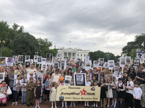 About 700 people walked from the White House to the WWII memorial during the Immortal Regiment March in Washington About 700 people walked from the White House to the WWII memorial during the Immortal Regiment March in Washington - Sputnik International