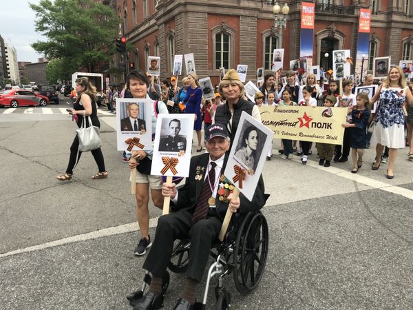 People walked from the White House to the WWII memorial while holding up photos of their relatives who had participated in the war, the only WWII veteran present at the event was heading the march. People walked from the White House to the WWII memorial while holding up photos of their relatives who had participated in the war, the only WWII veteran present at the event was heading the march. - Sputnik International