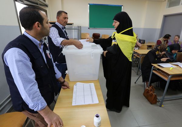 A woman supporter of Hezbollah casts her vote at a polling station during the parliamentary election in Tibnin, South Lebanon, May 6, 2018 A woman supporter of Hezbollah casts her vote at a polling station during the parliamentary election in Tibnin, South Lebanon, May 6, 2018 - Sputnik International