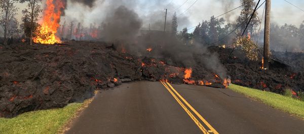Lava advances along a street near a fissure in Leilani Estates, on Kilauea Volcano's lower East Rift Zone, Hawaii, the U.S., May 5, 2018 - Sputnik International