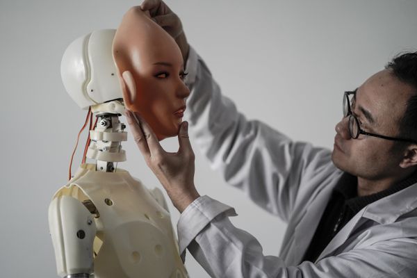 This photo taken on February 1, 2018 shows an engineer holding a silicon face against the head of a robot at a lab of a doll factory of EXDOLL, a firm based in the northeastern Chinese port city of Dalian This photo taken on February 1, 2018 shows an engineer holding a silicon face against the head of a robot at a lab of a doll factory of EXDOLL, a firm based in the northeastern Chinese port city of Dalian - Sputnik International