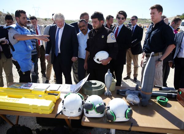 British Foreign Secretary Boris Johnson, third left, speaks with Syrians who are being educated by British bomb disposal experts during his visit to the Syrian refugee camp in Nizip in Gaziantep province, Turkey, Monday, Sept. 26, 2016 British Foreign Secretary Boris Johnson, third left, speaks with Syrians who are being educated by British bomb disposal experts during his visit to the Syrian refugee camp in Nizip in Gaziantep province, Turkey, Monday, Sept. 26, 2016 - Sputnik International