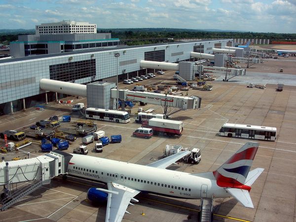 Passenger Jet Miraculously Misses 'Dark Coloured Drone' During Landing at Gatwick Airport - Sputnik International