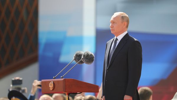 Russian President Vladimir Putin reviews the Presidential Regiment during a parade on the Kremlin's Cathedral Square - Sputnik International