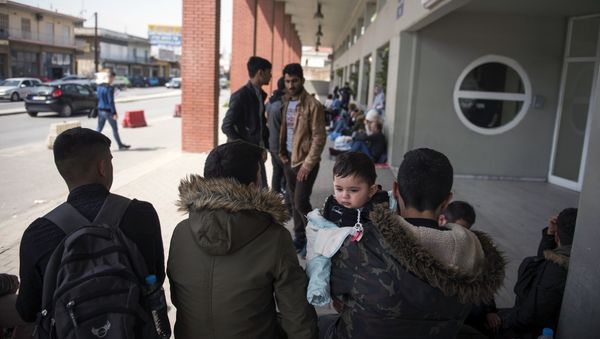 Migrants wait outside the police headquarters at the northern Greek city of Thessaloniki, on Friday, April 13, 2018 - Sputnik International