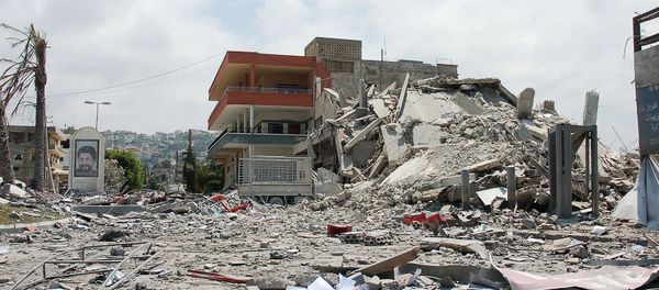 Building bombed by Israeli forces in Ghaziyeh on the road out of Sidon, south Lebanon during 2006 war. - Sputnik International