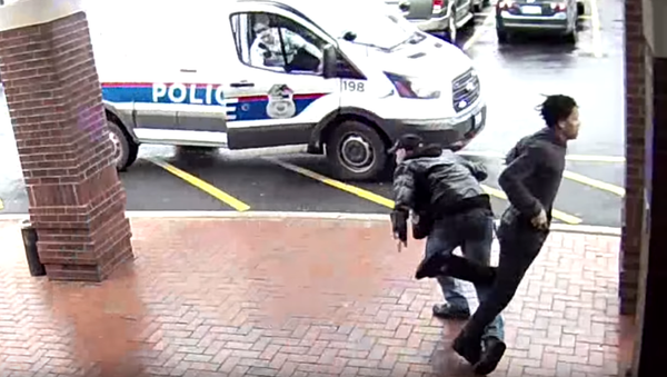 Grandpa Gives Police a Leg Up on Catching Armed Suspect - Sputnik International