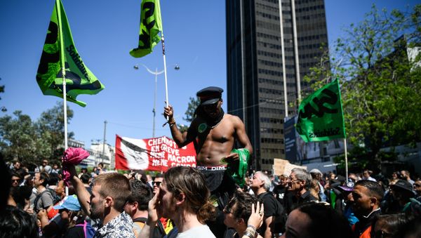 Workers of the state-owned rail operator SNCF rally outside the Montparnasse train station in Paris during a protest by the SUD-Rail trade union against the government's reforms for SNCF on May 7, 2018 - Sputnik International