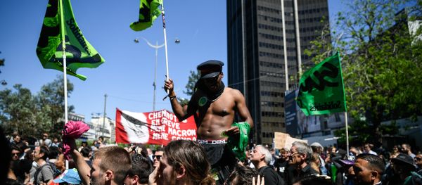 Workers of the state-owned rail operator SNCF rally outside the Montparnasse train station in Paris during a protest by the SUD-Rail trade union against the government's reforms for SNCF on May 7, 2018 - Sputnik International