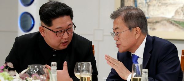 South Korean President Moon Jae-in and North Korean leader Kim Jong Un attend a banquet on the Peace House at the truce village of Panmunjom inside the demilitarized zone separating the two Koreas, South Korea, April 27, 2018 - Sputnik International