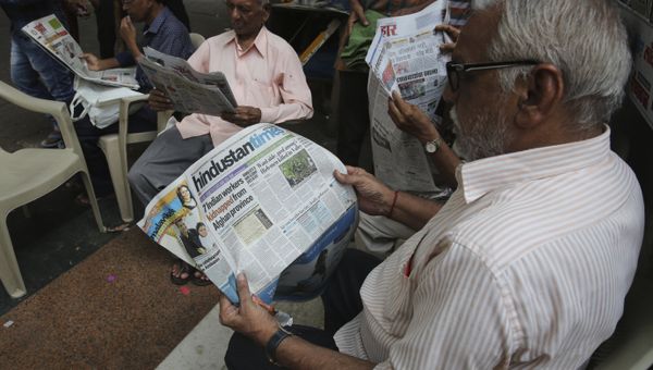 Indians read news about seven Indian Engineers abducted in Afghanistan in a newspapers, in Mumbai, India, Monday, May 7, 2018 - Sputnik International