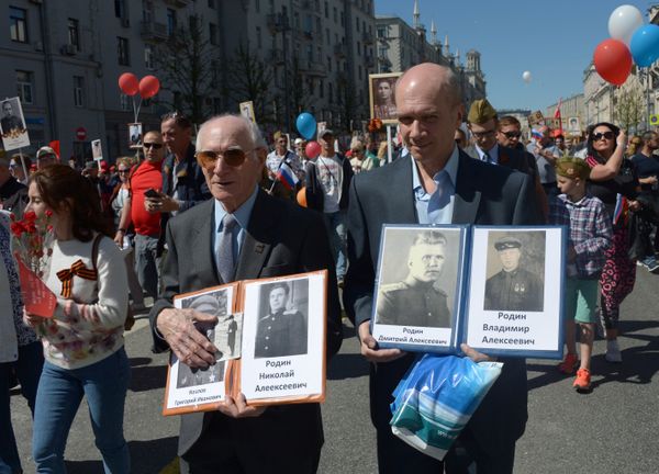 Participants of the action An immortal regiment in Moscow - Sputnik International