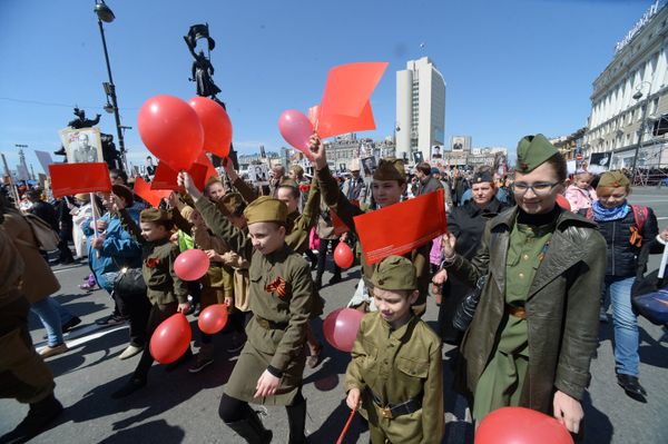 Residents of Vladivostok participate in the stock Immortal Regiment - Sputnik International
