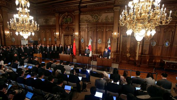 Japanese Prime Minister Shinzo Abe, Chinese Prime Minister Li Keqiang and South Korean President Moon Jae-in attend their joint news conference after their trilateral summit talks in Tokyo, May 9, 2018 - Sputnik International
