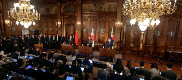 Japanese Prime Minister Shinzo Abe, Chinese Prime Minister Li Keqiang and South Korean President Moon Jae-in attend their joint news conference after their trilateral summit talks in Tokyo, May 9, 2018 - Sputnik International