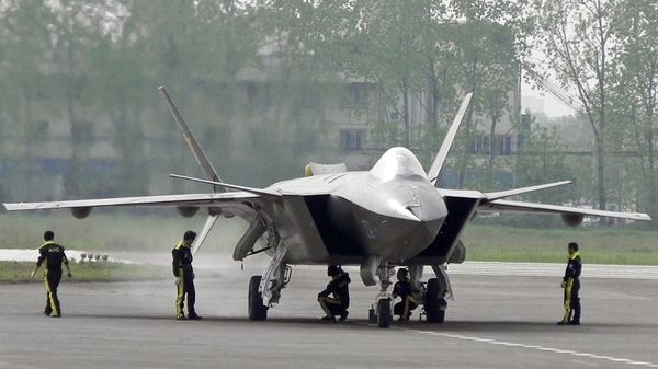 Chinese ground crew members inspect a J-20 stealth fighter in Chengdu, in southwest China's Sichuan province (File) - Sputnik International