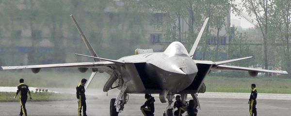 Chinese ground crew members inspect a J-20 stealth fighter in Chengdu, in southwest China's Sichuan province (File) - Sputnik International