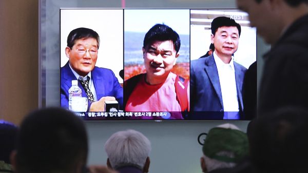 People watch a TV news report on screen, showing portraits of three Americans, Kim Dong Chul, left, Tony Kim and Kim Hak Song, right, detained in the North Korea at the Seoul Railway Station in Seoul, South Korea, Thursday, May 3, 2018. People watch a TV news report on screen, showing portraits of three Americans, Kim Dong Chul, left, Tony Kim and Kim Hak Song, right, detained in the North Korea at the Seoul Railway Station in Seoul, South Korea, Thursday, May 3, 2018. - Sputnik International