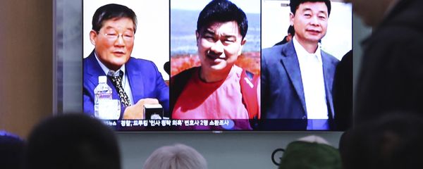 People watch a TV news report on screen, showing portraits of three Americans, Kim Dong Chul, left, Tony Kim and Kim Hak Song, right, detained in the North Korea at the Seoul Railway Station in Seoul, South Korea, Thursday, May 3, 2018. - Sputnik International