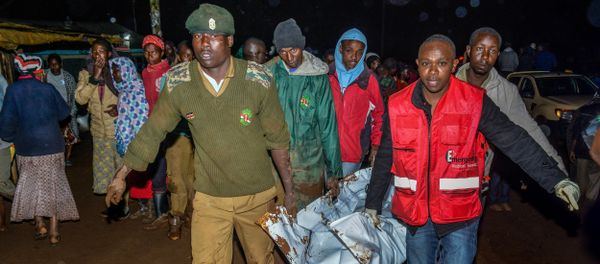 People carry a victim's body from a residential area after Patel dam burst its bank at Solai, about 40 kilometres north of Nakuru, Kenya, on May 10, 2018 - Sputnik International