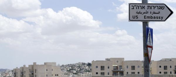 Road signs with an inscription U.S. Embassy in Jerusalem - Sputnik International