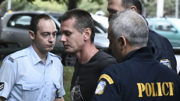 A Russian man identified as Alexander Vinnik, center, is escorted by police officers to the courthouse at the northern Greek city of Thessaloniki on Friday, Sept. 29, 2017 - Sputnik International