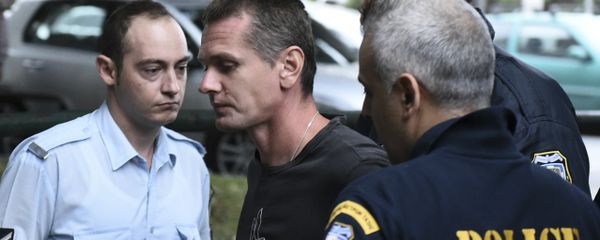 A Russian man identified as Alexander Vinnik, center, is escorted by police officers to the courthouse at the northern Greek city of Thessaloniki on Friday, Sept. 29, 2017 - Sputnik International