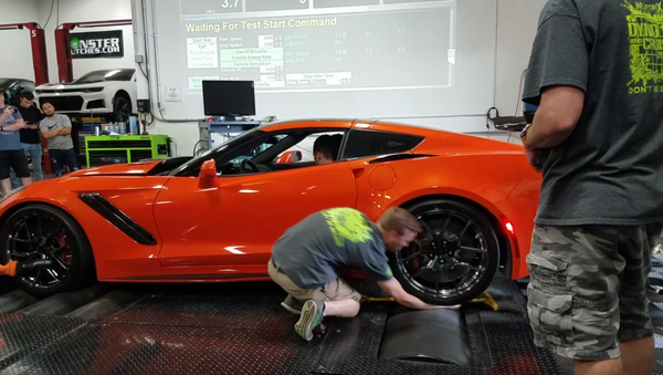 Getting a Grip: Mechanic’s Arm Crushed by Corvette - Sputnik International