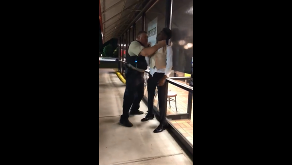Video footage shared on Facebook shows 22-year-old Anthony Wall being slammed and choked by a North Carolina officer - Sputnik International
