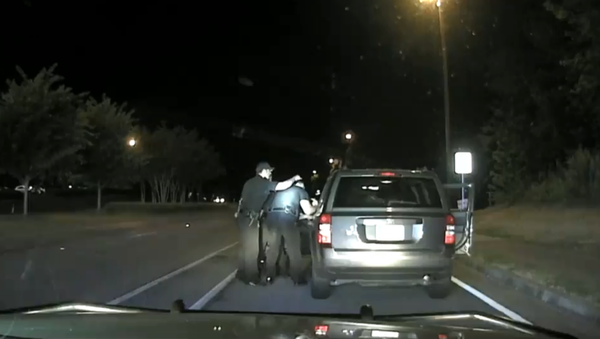 Dashcam footage shows officer with Georgia's Alpharetta Police Department use forceful behavior during arrest of 65-year-old grandmother - Sputnik International