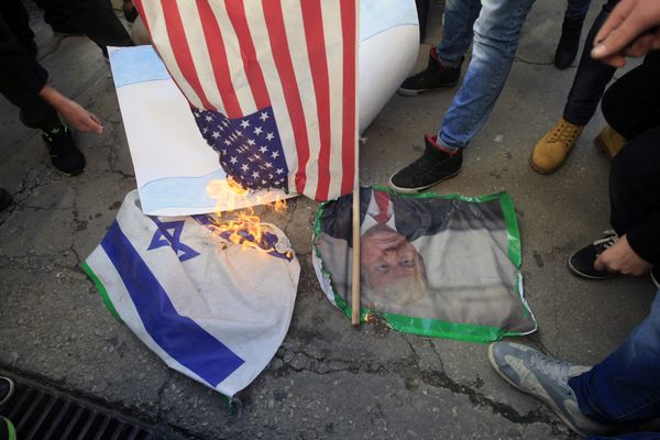Lebanese and Palestinians students, burn a picture of U S. President Donald Trump, an American flag and an Israeli flag, as they take part in a protest at the Lebanese University, in the southern port city of Sidon, Lebanon, Thursday, Dec. 7, 2017, against U.S. President Donald Trump's decisions to recognize Jerusalem as the capital of Israel - Sputnik International