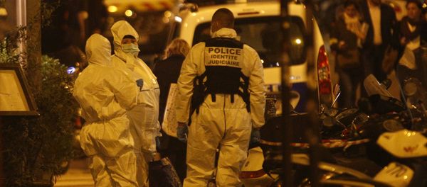 Forensic officers get ready as they arrive to inspect the area in Monsigny street in Paris centre after one person was killed and several injured by a man armed with a knife, who was shot dead by police in Paris on May 12, 2018 - Sputnik International